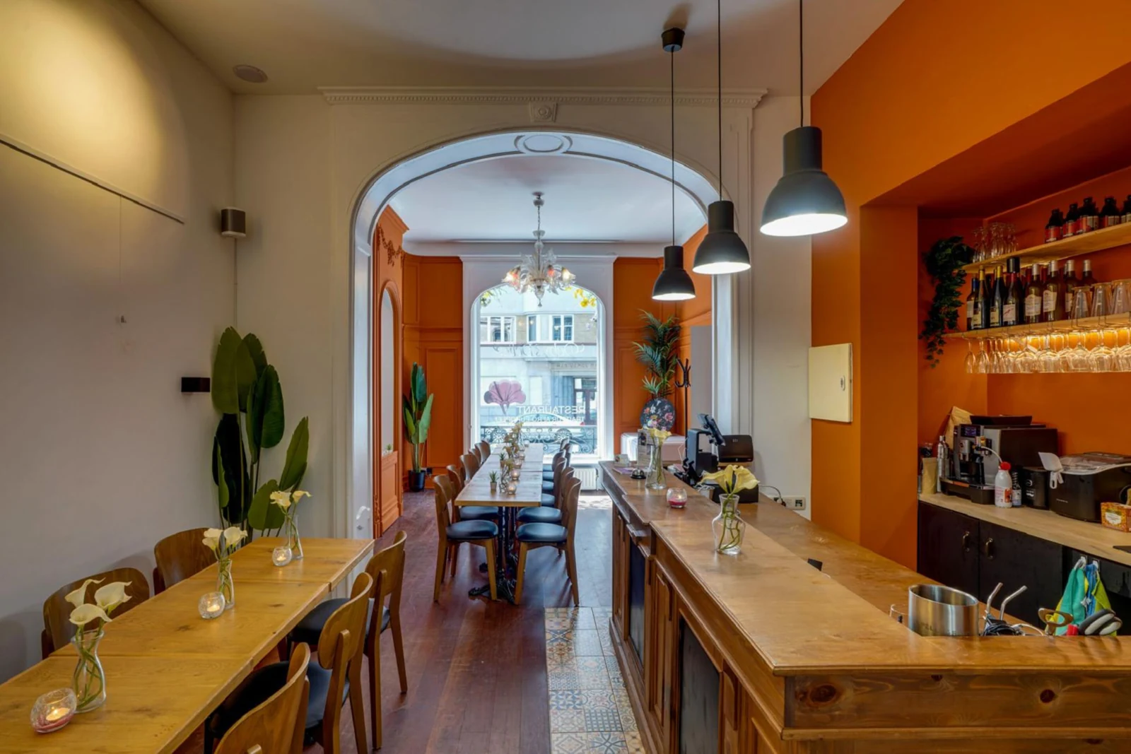 Salle lumineuse et tables dressées à Moyo House, Etterbeek.