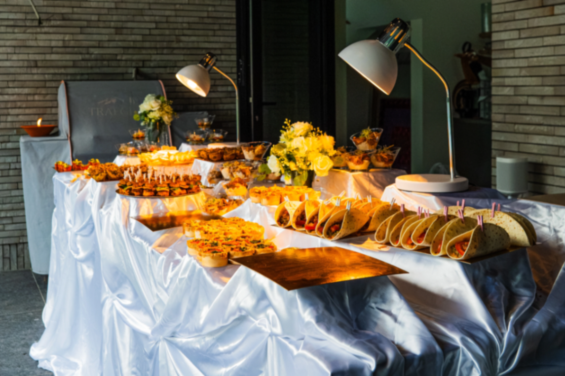 Buffet traiteur événementiel avec lampes chauffantes — service premium Deby's Delice