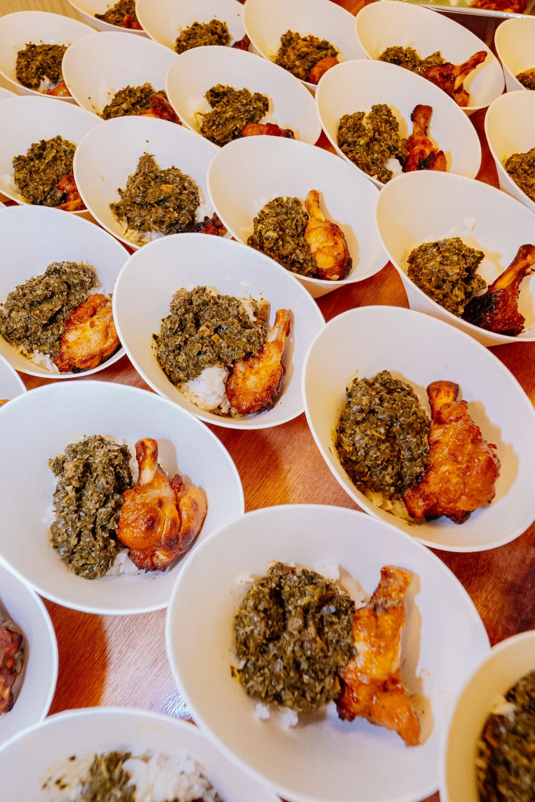 Assiettes dressées pour le service