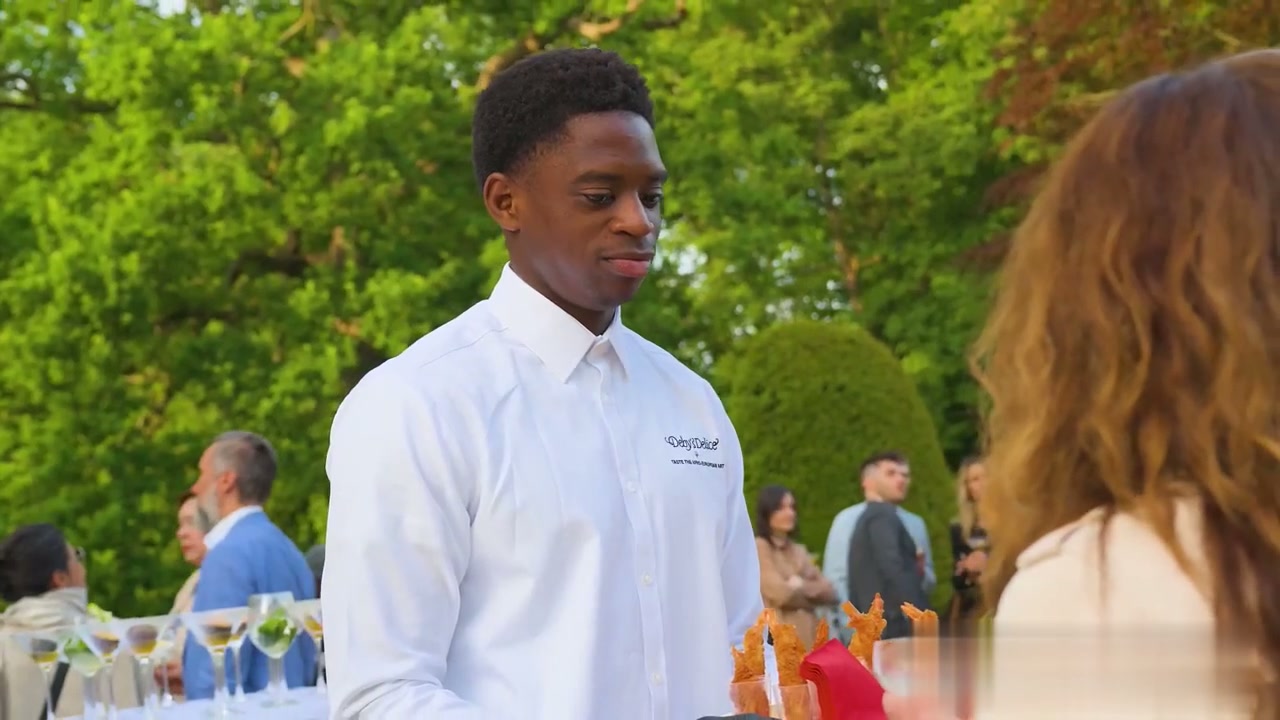 Vidéo d'une réception de mariage au château : invités en cocktail sur le parvis, buffet garni de mignardises et de macarons, service de boissons.