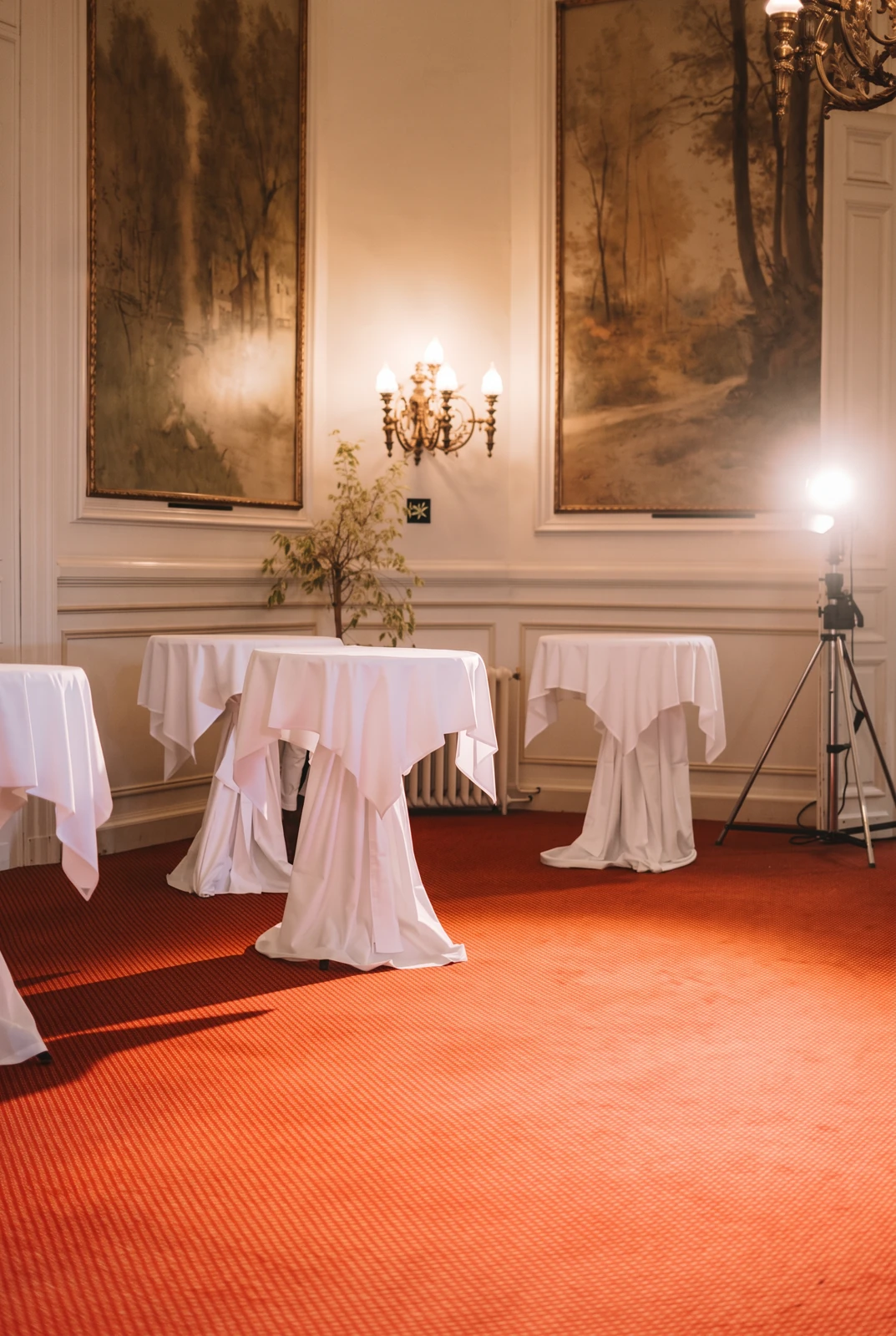 Receptiezaal ingericht met statafels