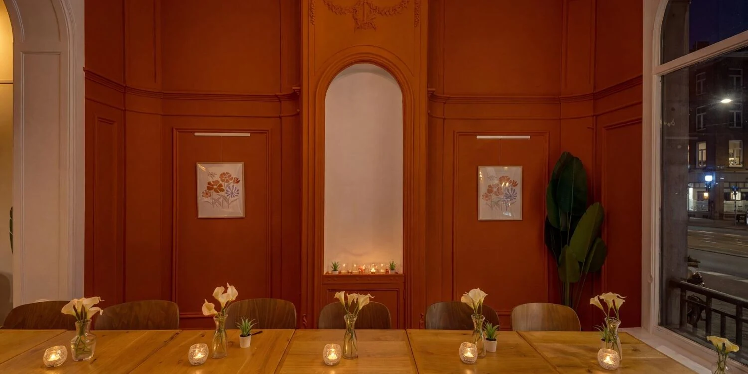 Tables et boiseries dans la salle Moyo House.