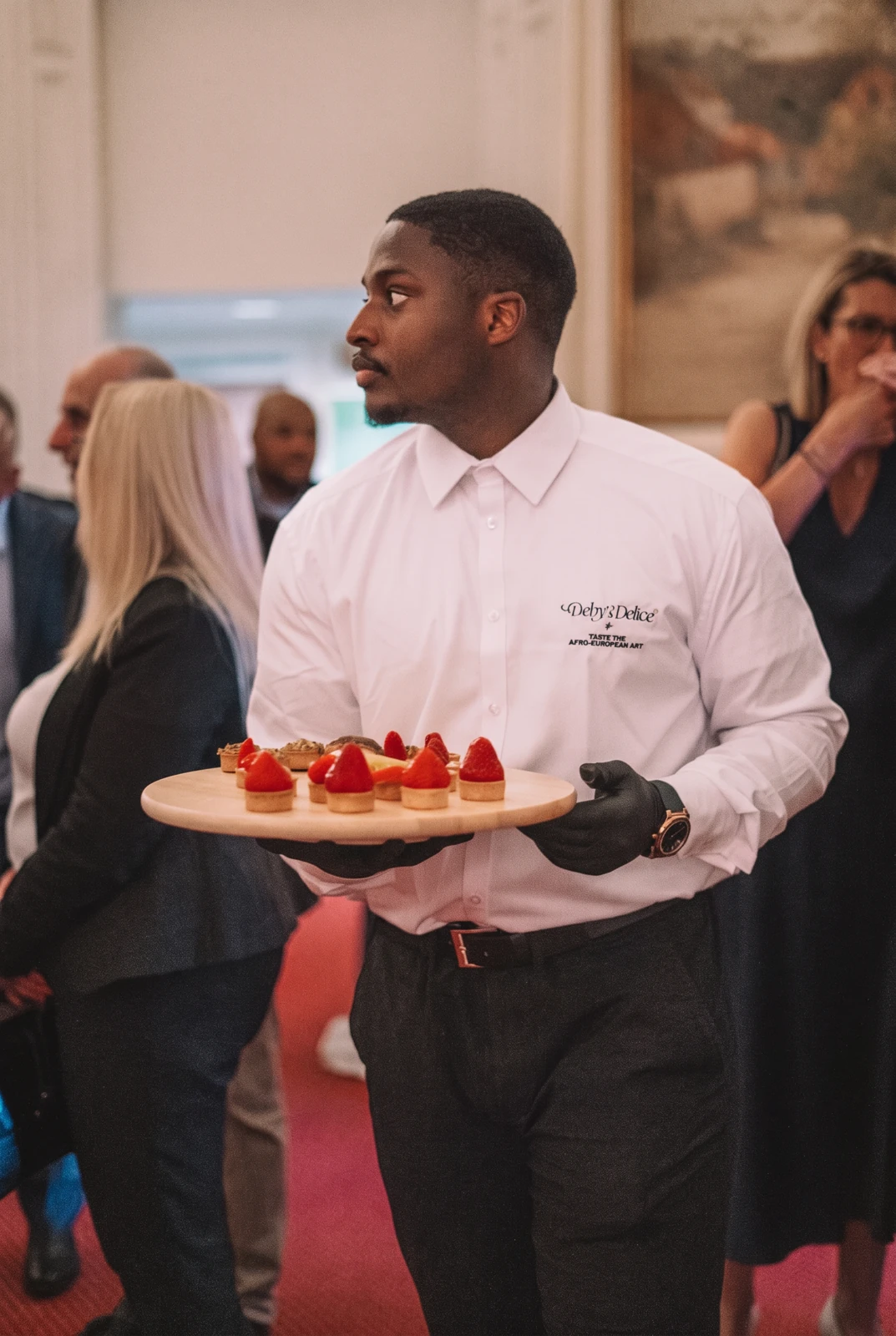 Het team van Deby’s Delice serveert kleine aardbeiengebakjes