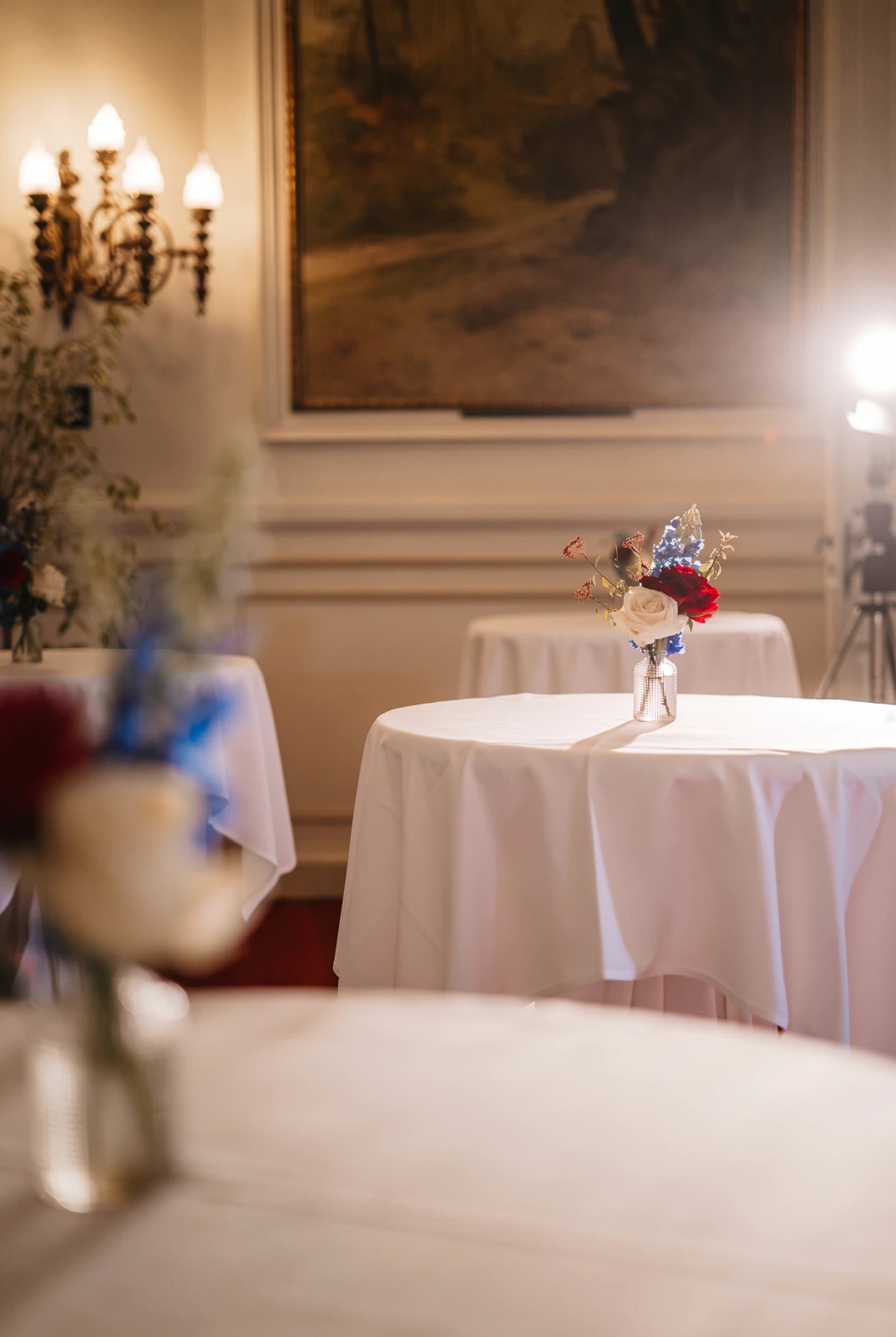 Receptie met statafels en bloemstukken