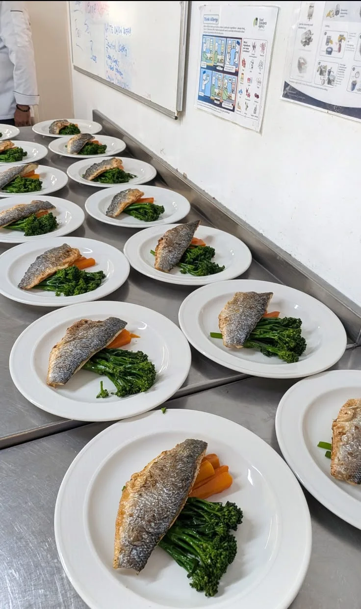 Assiettes dressées pour le service