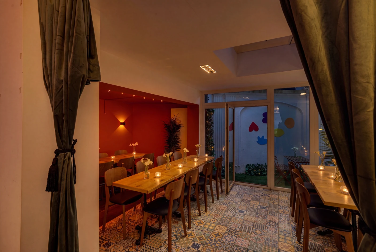 Disposition des tables pour un repas à Moyo House.