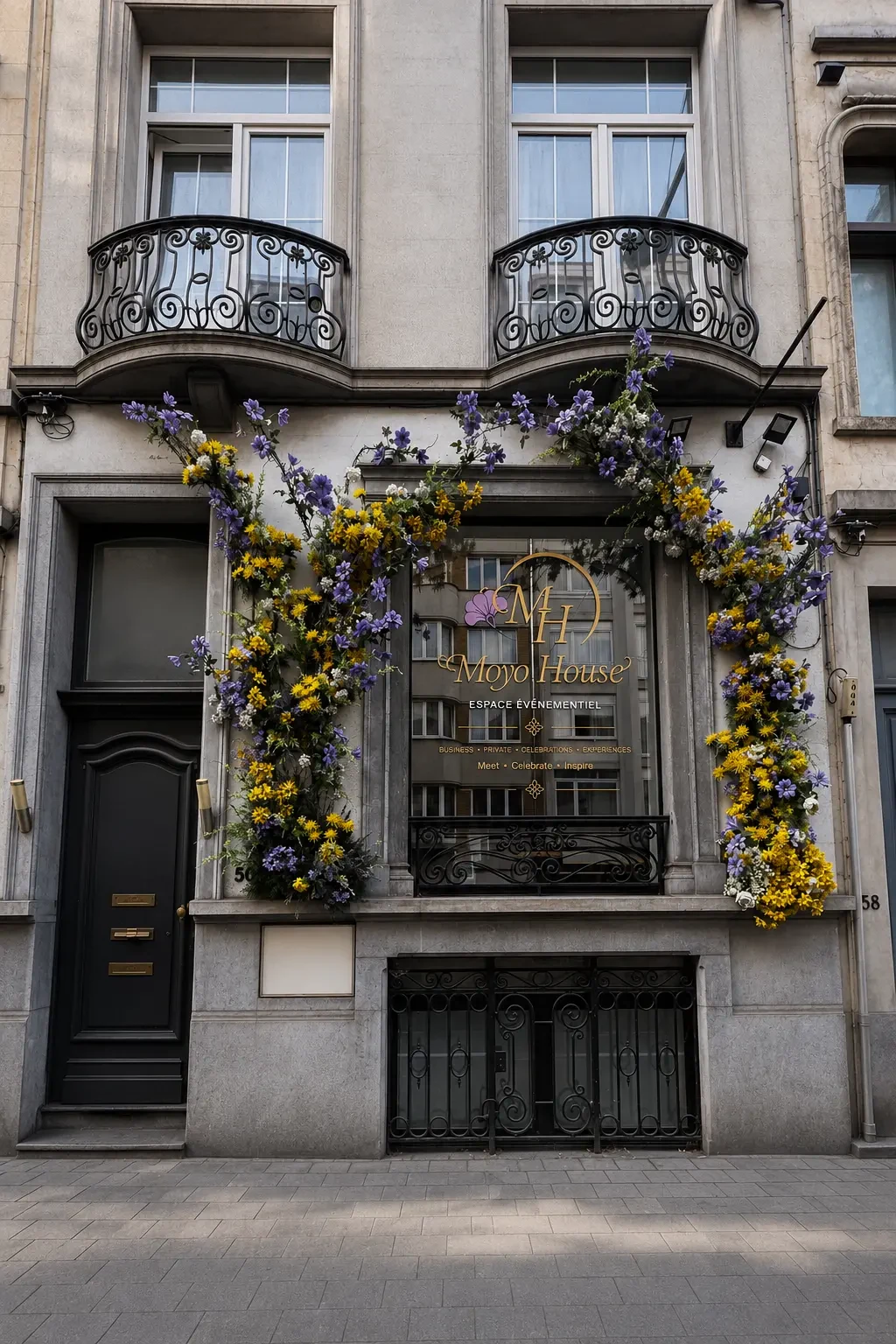 Façade de Moyo House à Etterbeek, ornée de fleurs.